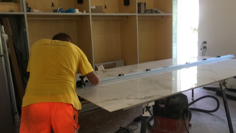 Pavimenti e rivestimenti in ceramica - marmo - linoleum - parquet - resine industriali e di arredo